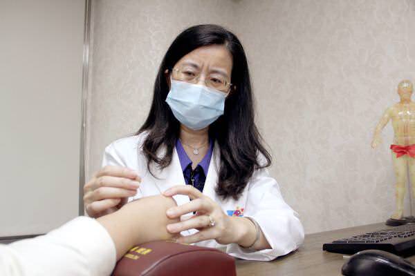 桃園八德仁安堂中醫診所醫師診治照片