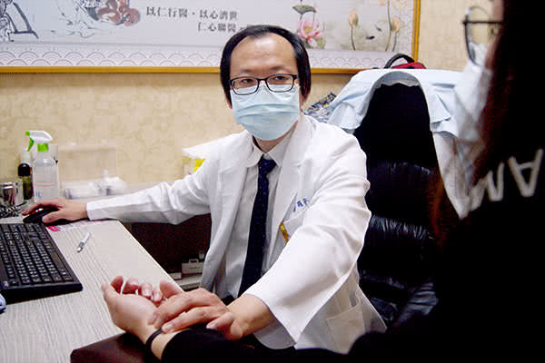 台中東勢仁心堂中醫診所醫師診治照片