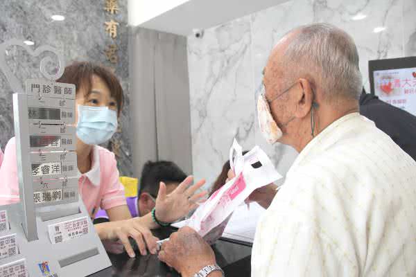 台中崇德仁心堂中醫診所醫師診治照片
