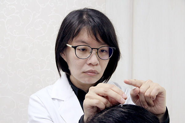 台中崇德仁心堂中医诊所医师诊治照片