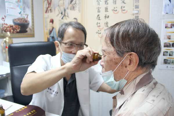 台中崇德仁心堂中醫診所醫師診治照片