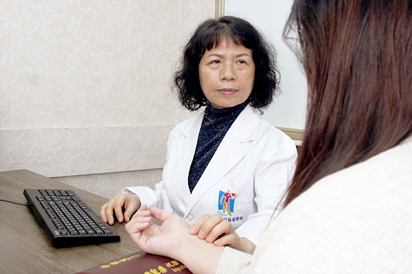 台中中清仁心堂中医诊所医师诊治照片